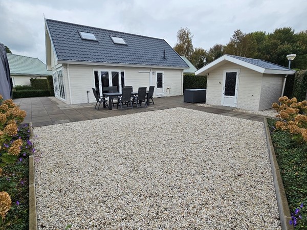 Te koop: Luxe en ruim recreatiechalet gelegen op een prachtig chaletpark direct aan de rivier de Oude Maas.